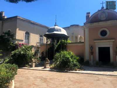 Spostandoci sulla nostra destra ci imbattiamo in uno degli eleganti gazebi in ferro che adornano il giardino...